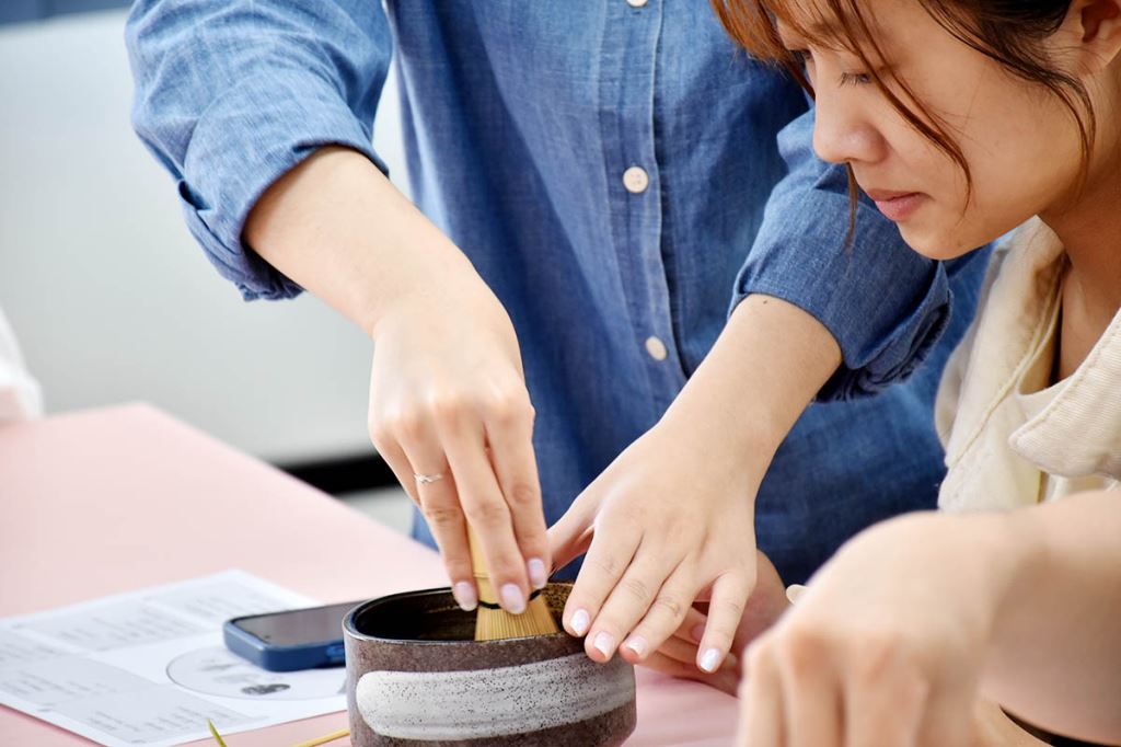 老師指導刷抹茶